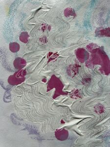 Weiße Acrylfarbe mit Bleistift kombiniert und mit Pastellkreiden
