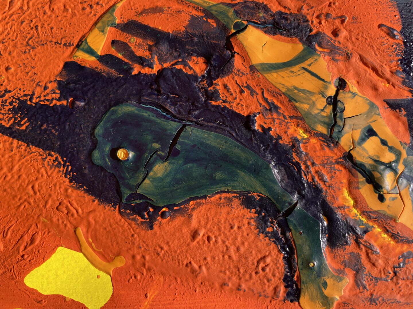Blaue Tusche auf orange und gelbe Acrylfarbe