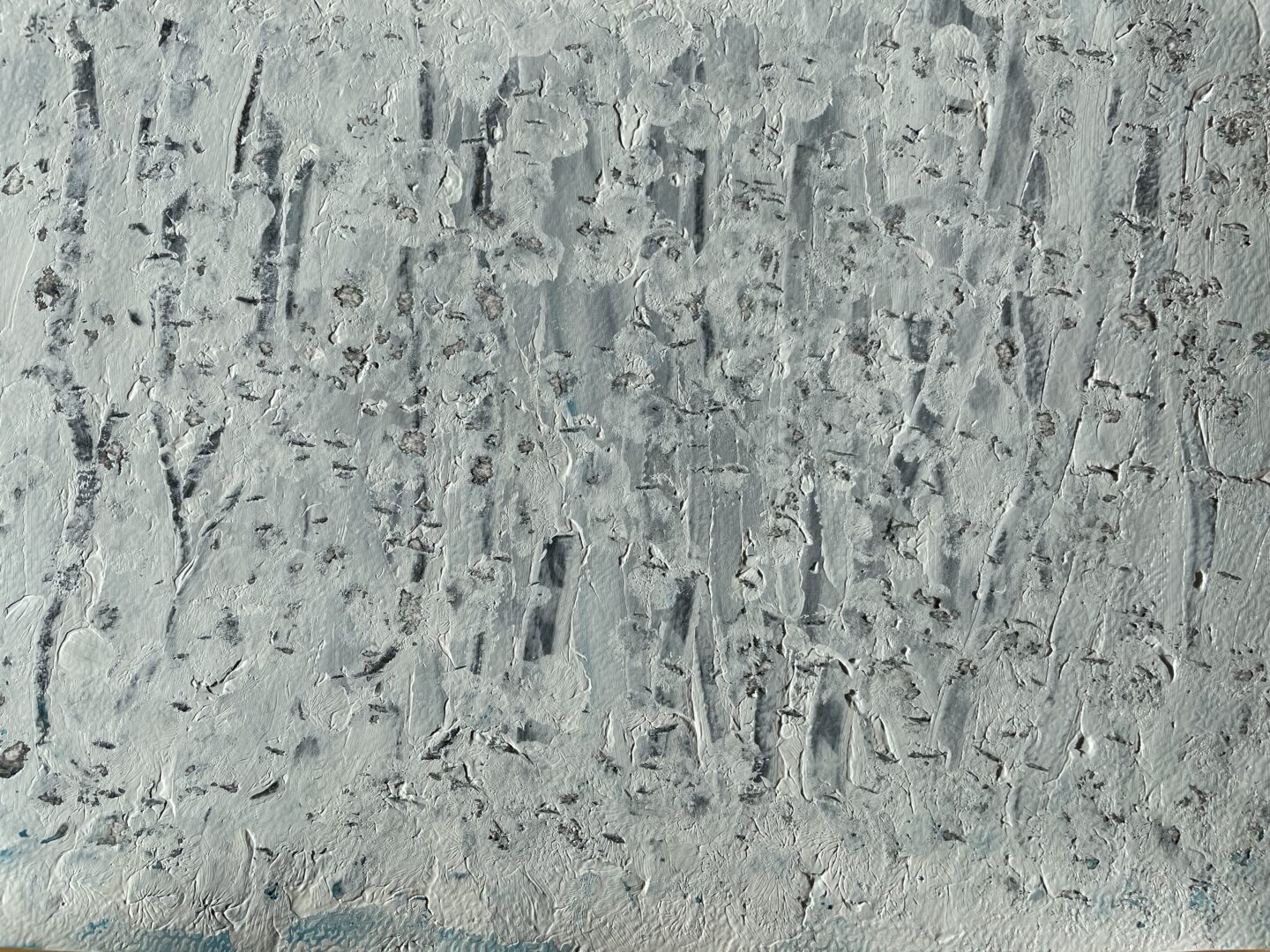 Weiße Acrylfarbe und Graphit auf Papier