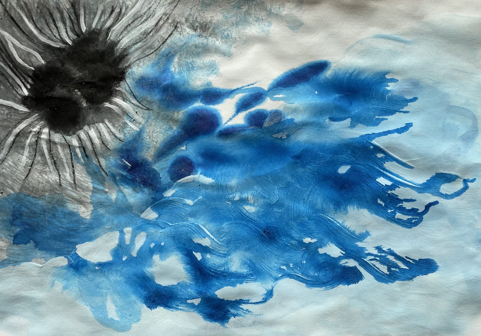 Gestaltung mit schwarzer und blauer Tusche verlaufend und mit weißer Ölkreide